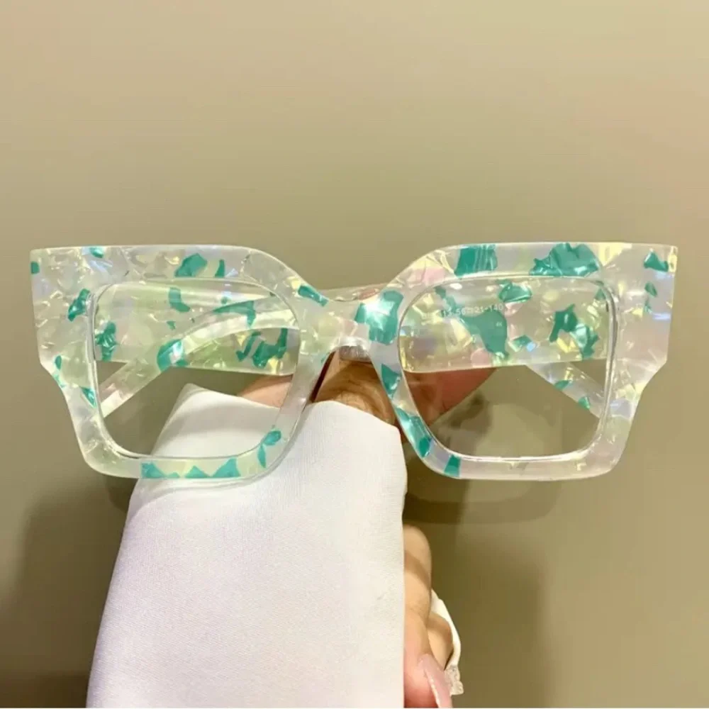 Stylish Tortoiseshell Pattern Glasses